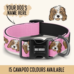 Könnte beinhalten: Ein rosa Hundehalsband mit schwarzer Schnalle und Metall-D-Ring. Das Halsband zeigt ein sich wiederholendes Muster des Gesichts eines Cavapoo-Hundes. Auf dem Halsband steht "YOUR DOG'S NAME HERE" und "DIGI DOGGO". Der Text "15 CAVAPOO COLOURS AVAILABLE" ist ebenfalls vorhanden.