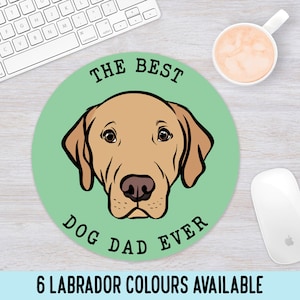Puede incluir: Alfombrilla de ratón redonda verde con una ilustración de Labrador Retriever marrón y el texto "The Best Dog Dad Ever".