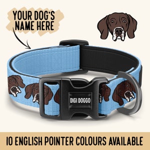 Può includere: Un collare per cani blu con una fibbia nera e un motivo ripetuto di volti di cani Pointer inglese. La fibbia ha il testo "DIGI DOGGO". Il collare è disponibile in 10 colori.  "YOUR DOG'S NAME HERE" è scritto su un fumetto color beige.