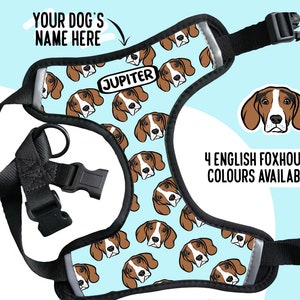 Op de afbeelding: Een blauwe en zwarte verstelbare hondenharnas met een patroon van Engelse Foxhound-gezichten. De harnas heeft een naamslabel met de tekst "JUPITER" en de tekst "4 ENGLISH FOXHOUND COLOURS AVAILABLE".
