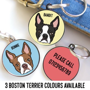 Peut inclure: Trois &eacute;tiquettes d'identification pour animaux de compagnie sur le th&egrave;me du Boston Terrier. Une &eacute;tiquette repr&eacute;sente un Boston Terrier noir et blanc avec le nom "Bandit" sur fond jaune. Une autre &eacute;tiquette repr&eacute;sente un Boston Terrier brun et blanc avec le nom "Bonnie" sur fond bleu. La troisi&egrave;me &eacute;tiquette est rouge et indique "Veuillez appeler 07123456789".