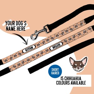 Puede incluir: Una correa para perro personalizada con un patrón repetido de caras de Chihuahua. La correa es beige con ribete negro y tiene un clip negro. El nombre "Ryan" está impreso en la correa. El texto "Your dog's name here" también está incluido en la imagen. El texto "Short Haired" está impreso en un círculo azul. Un dibujo animado de Chihuahua se muestra en la esquina inferior derecha. El texto "15 Chihuahua Colors Available" está impreso debajo del dibujo animado de Chihuahua.
