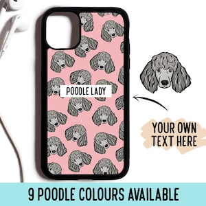 Könnte beinhalten: Eine rosa Handyhülle mit einem sich wiederholenden Muster aus grauen Pudelköpfen. Der Text "POODLE LADY" befindet sich auf der Hülle. Rechts neben der Hülle ist ein grauer Pudelkopf mit einem Pfeil dargestellt, der auf die Hülle zeigt. Der Text "YOUR OWN TEXT HERE" befindet sich auf einem braunen Hintergrund rechts neben der Hülle. Der Text "9 POODLE FARBEN VERFÜGBAR" befindet sich am unteren Rand des Bildes.