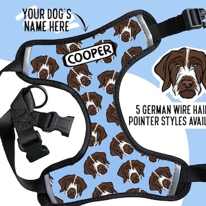 Può includere: Un'imbracatura per cani blu con un motivo di cani Bracco Tedesco a pelo duro. L'imbracatura ha una cinghia regolabile nera e una fibbia nera. Il testo "COOPER" è stampato sull'imbracatura. Il testo "5 GERMAN WIRE HAIRED POINTER STYLES AVAILABLE" è stampato sotto il cane.