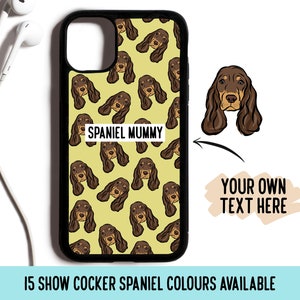 Peut inclure: Une coque de téléphone noire avec un motif de visages de cocker spaniel brun sur fond jaune. Le texte "Spaniel Mummy" est sur la coque. Une image séparée montre un visage de cocker spaniel brun avec le texte "Votre propre texte ici".