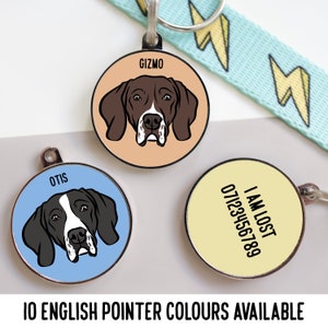 Può includere: Tre ciondoli rotondi in stile medaglietta per cani con un'illustrazione di un cane Pointer inglese. Il primo ciondolo è color pesca con il nome "Gizmo" e un cane marrone e bianco. Il secondo ciondolo è azzurro con il nome "Otis" e un cane nero e bianco. Il terzo ciondolo è giallo con il testo "Sono perduto 07123456789".