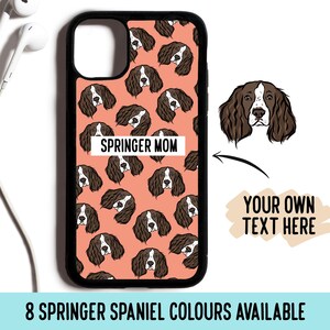 Può includere: Una custodia per telefono nera con sfondo rosa e un motivo ripetuto di volti di cani Springer Spaniel marroni e bianchi. Il testo "SPRINGER MOM" è stampato sulla custodia. Un'immagine separata mostra un volto di cane Springer Spaniel marrone e bianco con il testo "YOUR OWN TEXT HERE" su uno sfondo beige.
