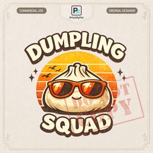 Może przedstawiać: Grafika w stylu kreskówki przedstawiająca pierożka w pomarańczowych okularach przeciwsłonecznych na tle zachodu słońca. Tekst "DUMPLING SQUAD" znajduje się nad i pod pierożkiem. Projekt w stylu vintage.