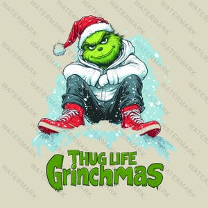 Puede incluir: Un personaje verde de Grinch con un gorro de Papá Noel rojo y una chaqueta blanca está sentado con los brazos cruzados, usando zapatillas rojas y blancas. El fondo es azul con copos de nieve blancos. El texto "Thug Life Grinchmas" está escrito en verde debajo del personaje.