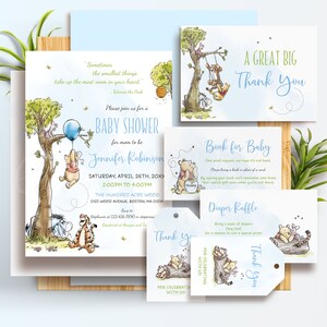 Puede incluir: Conjunto de invitaciones para baby shower de Winnie the Pooh con acentos azules y verdes. La invitaci&oacute;n presenta a Winnie the Pooh, Piglet y Eeyore. La tarjeta de agradecimiento presenta a Winnie the Pooh y Piglet en un columpio. La tarjeta de libro para beb&eacute; presenta a Winnie the Pooh sosteniendo un libro. La tarjeta de rifa de pa&ntilde;ales presenta a Winnie the Pooh y Piglet en un tronco. El texto de la invitaci&oacute;n dice "Por favor, &uacute;nase a nosotros para una baby shower para la futura mam&aacute; Jennifer Robinson".