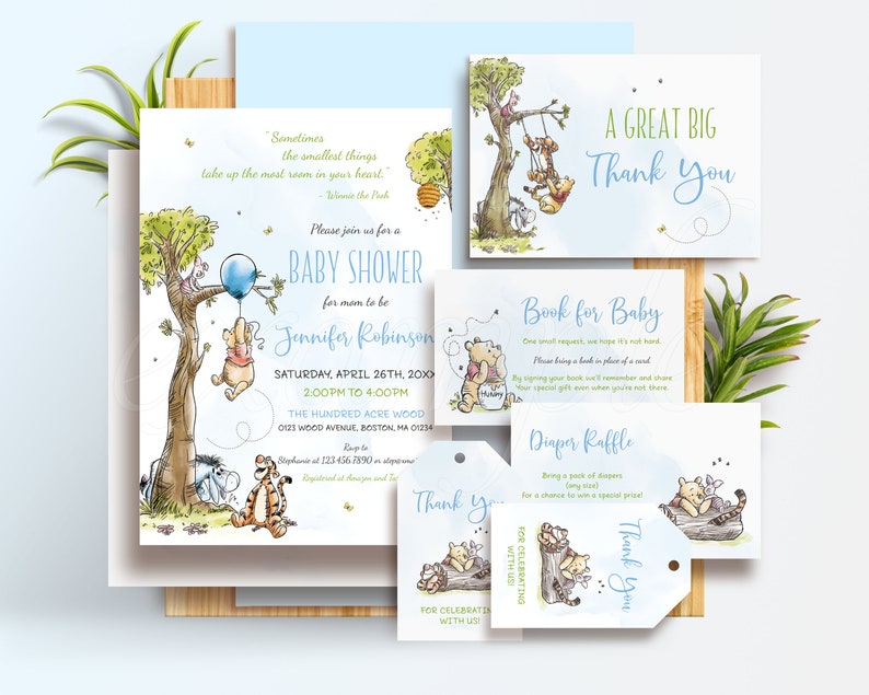Puede incluir: Conjunto de invitaciones para baby shower de Winnie the Pooh con acentos azules y verdes. La invitaci&oacute;n presenta a Winnie the Pooh, Piglet y Eeyore. La tarjeta de agradecimiento presenta a Winnie the Pooh y Piglet en un columpio. La tarjeta de libro para beb&eacute; presenta a Winnie the Pooh sosteniendo un libro. La tarjeta de rifa de pa&ntilde;ales presenta a Winnie the Pooh y Piglet en un tronco. El texto de la invitaci&oacute;n dice "Por favor, &uacute;nase a nosotros para una baby shower para la futura mam&aacute; Jennifer Robinson".