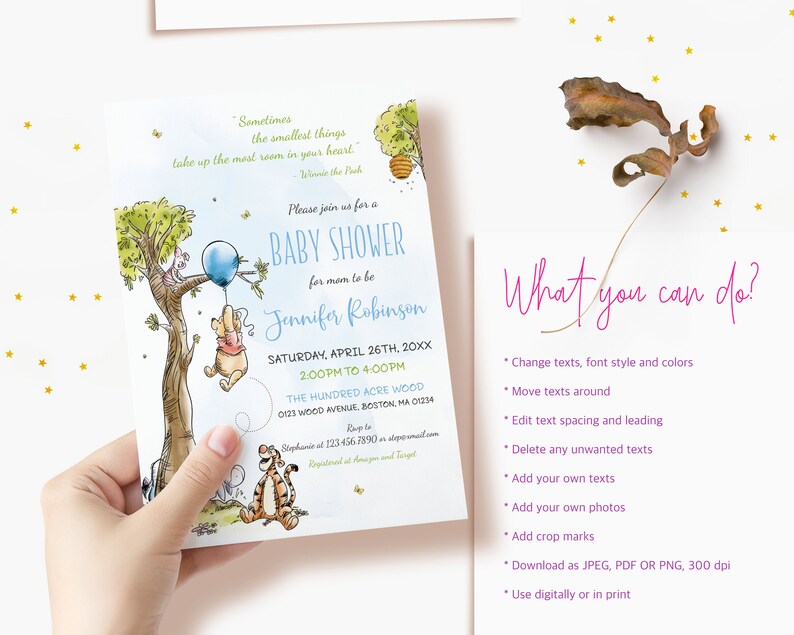 Puede incluir: Una invitaci&oacute;n a una baby shower con tem&aacute;tica de Winnie the Pooh con un fondo azul acuarela. La invitaci&oacute;n presenta a Winnie the Pooh sosteniendo un globo azul y a Piglet de pie en una rama de &aacute;rbol. El texto de la invitaci&oacute;n dice "Por favor, &uacute;nase a nosotros para una Baby Shower para la futura mam&aacute; Jennifer Robinson, s&aacute;bado 26 de abril de 20XX, de 2:00 PM a 4:00 PM, The Hundred Acre Wood, 0123 Wood Avenue, Boston, MA 01234".