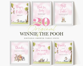 Puede incluir: Un conjunto de 8 carteles de mesa imprimibles para una fiesta de bienvenida al bebé con temática de Winnie the Pooh. Los carteles son rosas con texto blanco y presentan ilustraciones de Winnie the Pooh y sus amigos. Los carteles incluyen: Rifa de pañales, Libro para el bebé, Mesa de regalos, Bebidas, Adivina cuántos panales de miel, Rumbly in Your Tumbly?