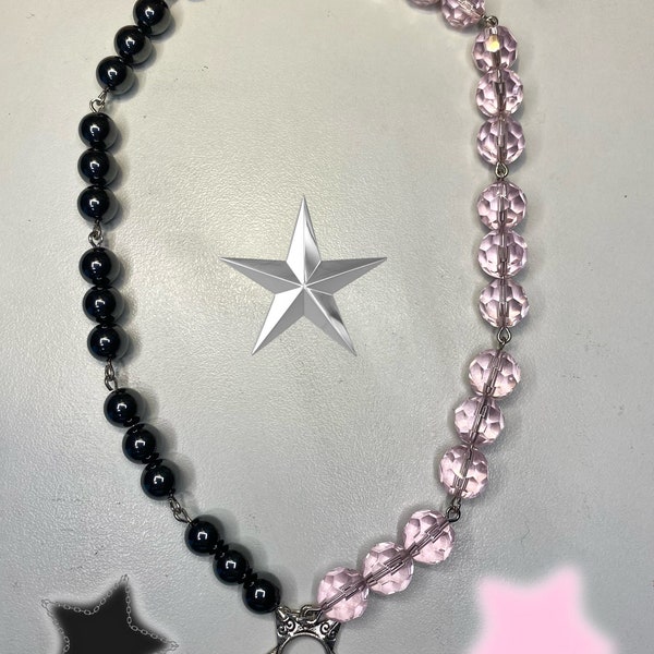 Collier de perles avec breloque étoile mi-rose mi-gris