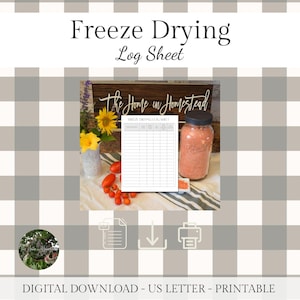 Puede incluir: Hoja de registro de secado por congelación imprimible con un fondo de cuadros vichy gris y blanco. La hoja tiene columnas para la fecha, el artículo, el peso antes del secado, el peso después del secado y notas. La imagen también incluye un frasco de tomates secos, un letrero que dice "The Home in Homestead" y un icono de descarga digital.