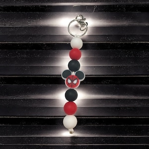 Portachiavi con orecchie di Topolino e perline in silicone di Spider-Man: i supereroi incontrano la magia!