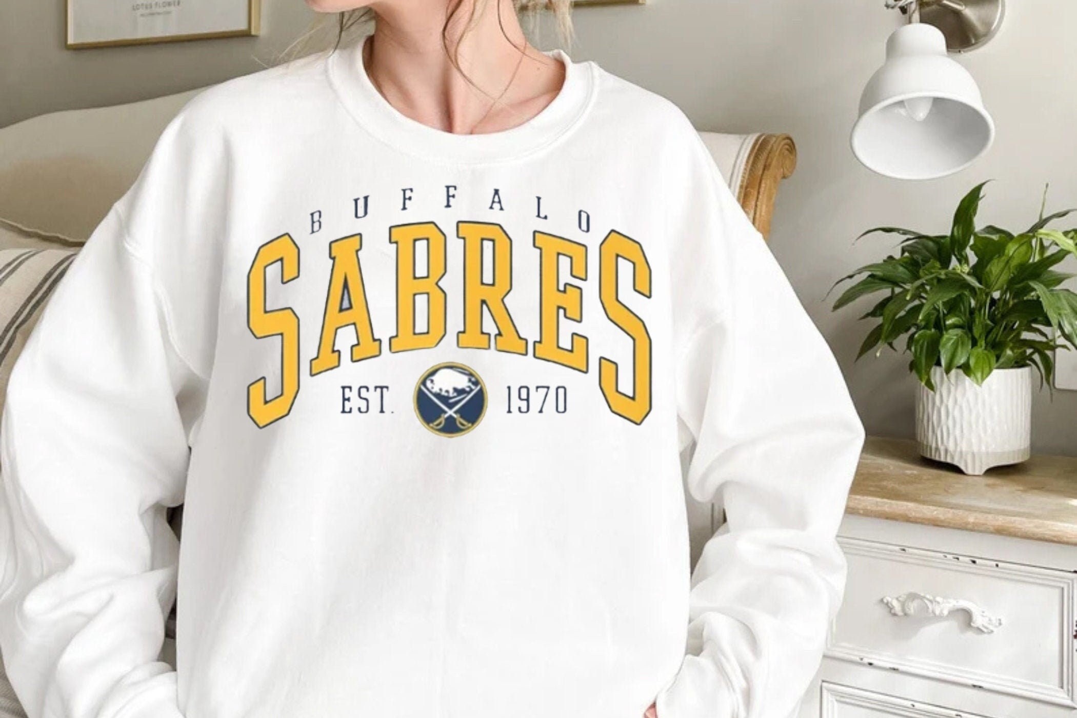 Buffalo Sabres Hoodie NHL Hockey Tag Size Large Sweatshirt Black And Gold.