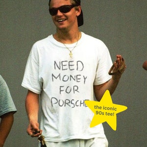 Peut inclure: Un t-shirt blanc avec le texte "NEED MONEY FOR PORSCHE" &eacute;crit en noir. Le t-shirt iconique des ann&eacute;es 90 !