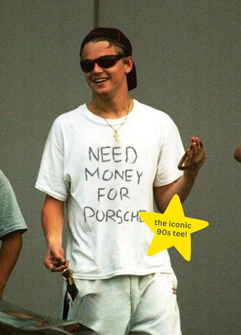 Peut inclure: Un t-shirt blanc avec le texte "NEED MONEY FOR PORSCHE" &eacute;crit en noir. Le t-shirt iconique des ann&eacute;es 90 !
