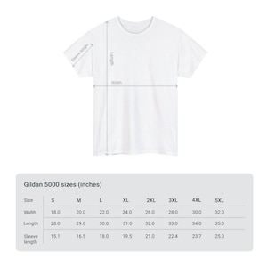 Op de afbeelding: Maattabel voor Gildan 5000 T-shirts in inches, met de breedte, lengte en mouwlengte voor maten S tot en met 5XL.