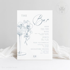 Puede incluir: Un menú de bar de boda azul y blanco con un diseño floral. El menú incluye cerveza, vino, licores, bebidas no alcohólicas y bebidas de autor. Las bebidas de autor están etiquetadas como "HIS", "HERS" y "OURS".