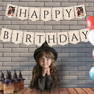 Może przedstawiać: Młoda dziewczyna w kapeluszu czarownicy uśmiecha się przed ceglaną ścianą ozdobioną banerem "Happy Birthday" i balonami. Torby na prezenty z kapeluszami czarownic leżą na drewnianej powierzchni.