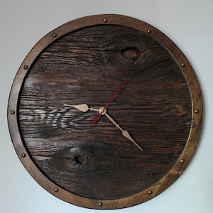 Grande orologio ispirato alle botti di vino in legno di fienile con bordo in pino