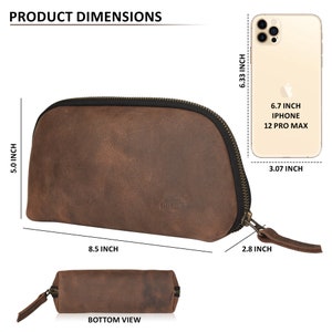 Puede incluir: Bolsa de cuero marr&oacute;n con cremallera y una correa de cuero marr&oacute;n. La bolsa mide 8,5 pulgadas de ancho, 5 pulgadas de alto y 2,8 pulgadas de profundidad. La bolsa se muestra junto a un iPhone 12 Pro Max, que mide 6,7 pulgadas de alto y 3,07 pulgadas de ancho. La bolsa tambi&eacute;n se muestra desde la vista inferior.