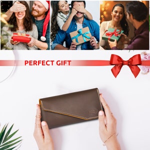 K&ouml;nnte beinhalten: Eine braune Ledergeldb&ouml;rse mit gelben N&auml;hten und einem kleinen Logo. Die Geldb&ouml;rse wird von einer Person in den H&auml;nden gehalten. Der Text "PERFECT GIFT" wird &uuml;ber der Geldb&ouml;rse angezeigt.