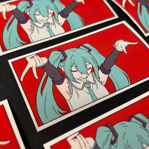 Pode incluir: Uma cole&ccedil;&atilde;o de autocolantes com uma personagem de anime estilizada com longas tran&ccedil;as turquesa, num fundo vermelho vibrante. A personagem &eacute; retratada com os bra&ccedil;os levantados e os dedos estendidos. Os autocolantes t&ecirc;m uma borda branca.