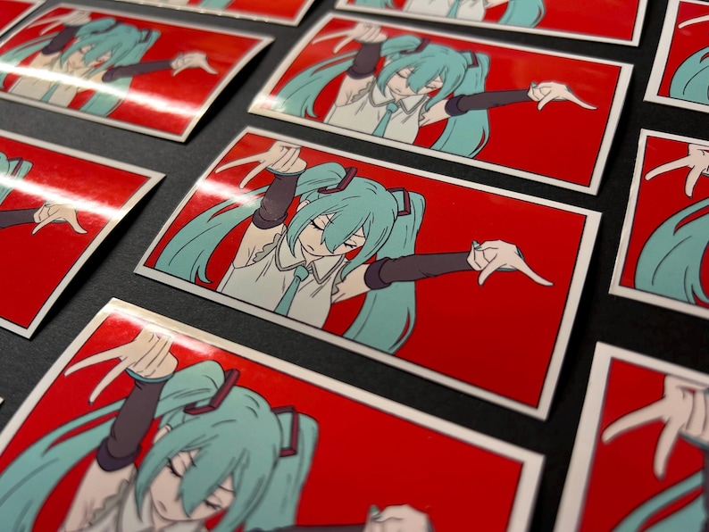 Pode incluir: Autocolantes retangulares com uma ilustra&ccedil;&atilde;o de um personagem de anime. O personagem tem rabos de cavalo turquesa, uma parte superior branca e um fundo vermelho. O personagem est&aacute; em uma pose din&acirc;mica com os bra&ccedil;os estendidos.