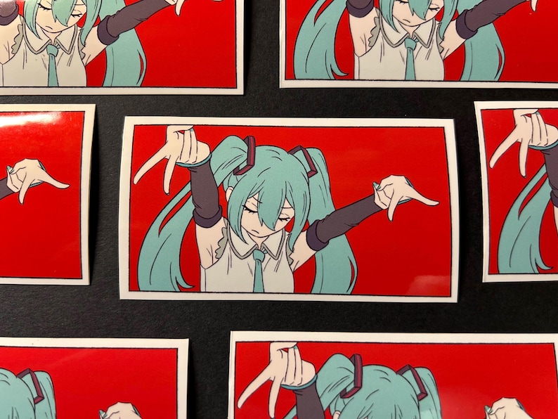 Pode incluir: Autocolantes retangulares com uma personagem de anime com longas tran&ccedil;as turquesa, uma camisa branca e uma gravata azul, sobre um fundo vermelho. A personagem est&aacute; numa pose com os bra&ccedil;os estendidos e os dedos apontando para baixo.
