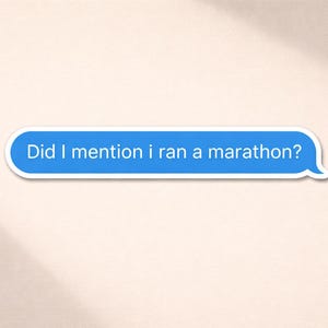K&ouml;nnte beinhalten: Ein blauer Aufkleber in Form einer Textnachrichtenblase mit dem wei&szlig;en Text "Did I mention i ran a marathon?". Der Aufkleber hat einen wei&szlig;en Rand und befindet sich auf einem hellbeigen Hintergrund.