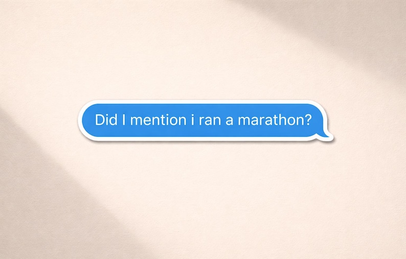 K&ouml;nnte beinhalten: Ein blauer Aufkleber in Form einer Textnachrichtenblase mit dem wei&szlig;en Text "Did I mention i ran a marathon?". Der Aufkleber hat einen wei&szlig;en Rand und befindet sich auf einem hellbeigen Hintergrund.