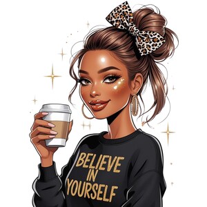 Op de afbeelding: Illustratie van een vrouw met bruin haar in een knot, gekleed in een zwarte trui met gouden tekst "BELIEVE IN YOURSELF". Ze houdt een koffiekopje vast en heeft een luipaardprint strik. Gouden oorringen en glitter zijn ook zichtbaar.