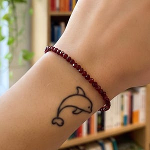 Garnet Minimalist Bracelet – 2mm Red Gemstone Beads – Adjustable Yoga Crystal Jewelry – Delicate Gift for Her