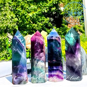 Regenbogen Fluorit Kristall Turm Spitze - Roher Fluorit Edelstein Spitze Kristall Turm Zauberstab Stein Obelisk - Home Auto Dekor Dekoration + Geschenk Beutel