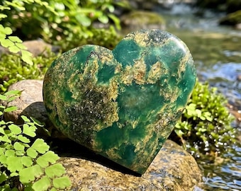 Emerald Heart Crystal | AAA+ Natural Green Gemstone Decor (Custom Engraving)