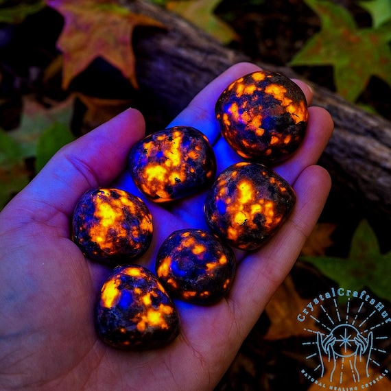 Natural Yooperlite Flame Fire Stone Rock Mineral Emberlite Tumble Stone 1-2 " Yooperlite Gemstones Mineral Raw Tumble Stone +Gift Pouch