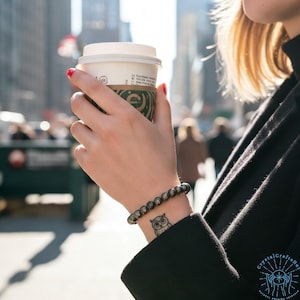 Naturligt pyritarmband, 8 mm ädelstenspärlor, minimalistiskt stretchigt yogaarmband, skyddande sten bild 6