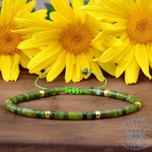 Stacking Armband, echte 4 mm Tube Perlen aus grüner Jade, minimalistischer Schmuck mit Goldakzent, anpassbares Freundschaftsgeschenk für sie