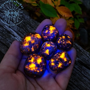 Natural Yooperlite Flame Fire Stone Rock Mineral Emberlite Tumble Stone 0.5-1" Yooperlite Gemstones Mineral Raw Tumble Stone +Gift Pouch 2 PCS