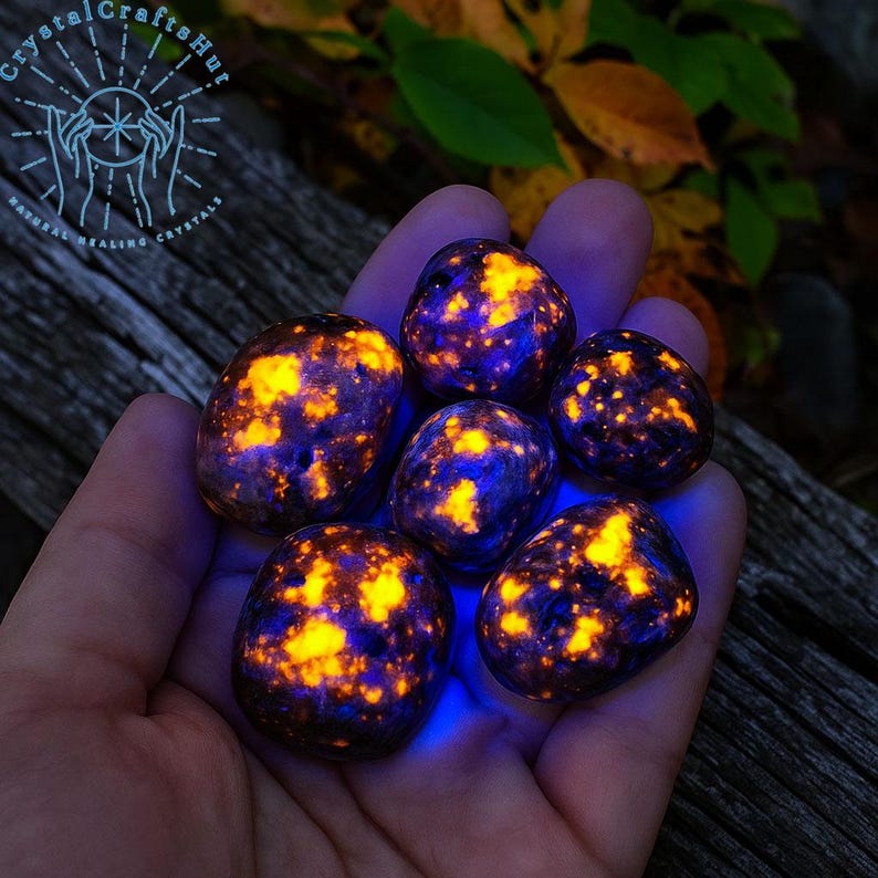 Natural Yooperlite Flame Fire Stone Rock Mineral Emberlite Tumble Stone 0.5-1" Yooperlite Gemstones Mineral Raw Tumble Stone +Gift Pouch 2 PCS