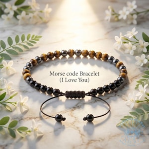 Puede incluir: Una pulsera de cuentas con un diseño de código Morse. La pulsera presenta una combinación de cuentas negras, marrones y plateadas. El texto "Morse code Bracelet (I Love You)" se muestra debajo.