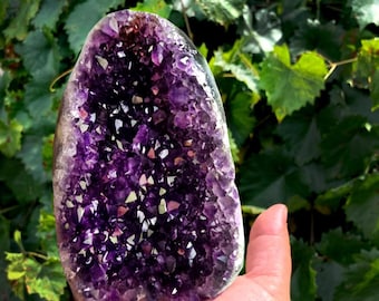Naturalny klaster geody ametystowej, surowy kamień, szorstka, fioletowa wieża kryształowa, okaz minerału, duży klaster ametystu, dekoracja domu, wyjątkowy prezent