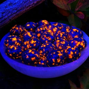 Glow-in-the-Dark Yooperlite Flame Stone 1-1.5", Natural Sodalite UV Reactive Emberlite Gemstone, Raw Yooperlite Bird Egg Shape Tumble Stone