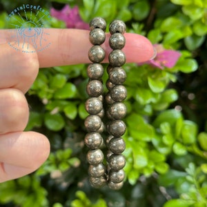 Naturligt pyritarmband, 8 mm ädelstenspärlor, minimalistiskt stretchigt yogaarmband, skyddande sten bild 9
