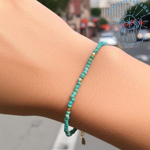 Pulseira minimalista de turquesa africana, pulseira delicada com pedras preciosas verdes de 2 mm, pulseira delicada com contas turquesa, pulseira de cristal para ioga, presente