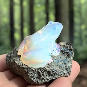 Opal Frog Figurine Hand Carved Miniature Stone Animal Figures Frog Statue Mineral Opal Carving Home Decor Crystal Birthday Gift for Friend