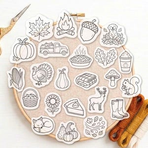 Könnte beinhalten: Eine Sammlung von herbstlichen Aufklebern in Schwarz-Weiß mit einem Ahornblatt, Lagerfeuer, Eichel, Hund, Kürbis, LKW, Kuchen, Eichenblättern, Kaffeebecher, Mais, Truthahn, Kürbis, Decke, Pilz, Eichhörnchen, Apfelkorb, Sonnenblume, Hirsch, Gummistiefeln, Fuchs und Blättern.